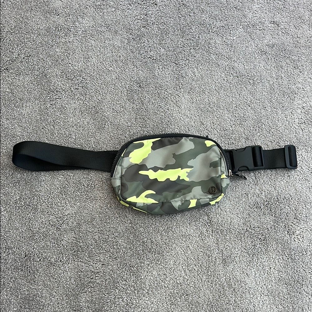Lululemon Athletica Green and Black Belt Bag Modern Sporty Design